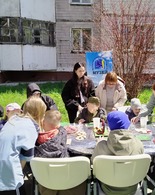 Поздравим всем двором